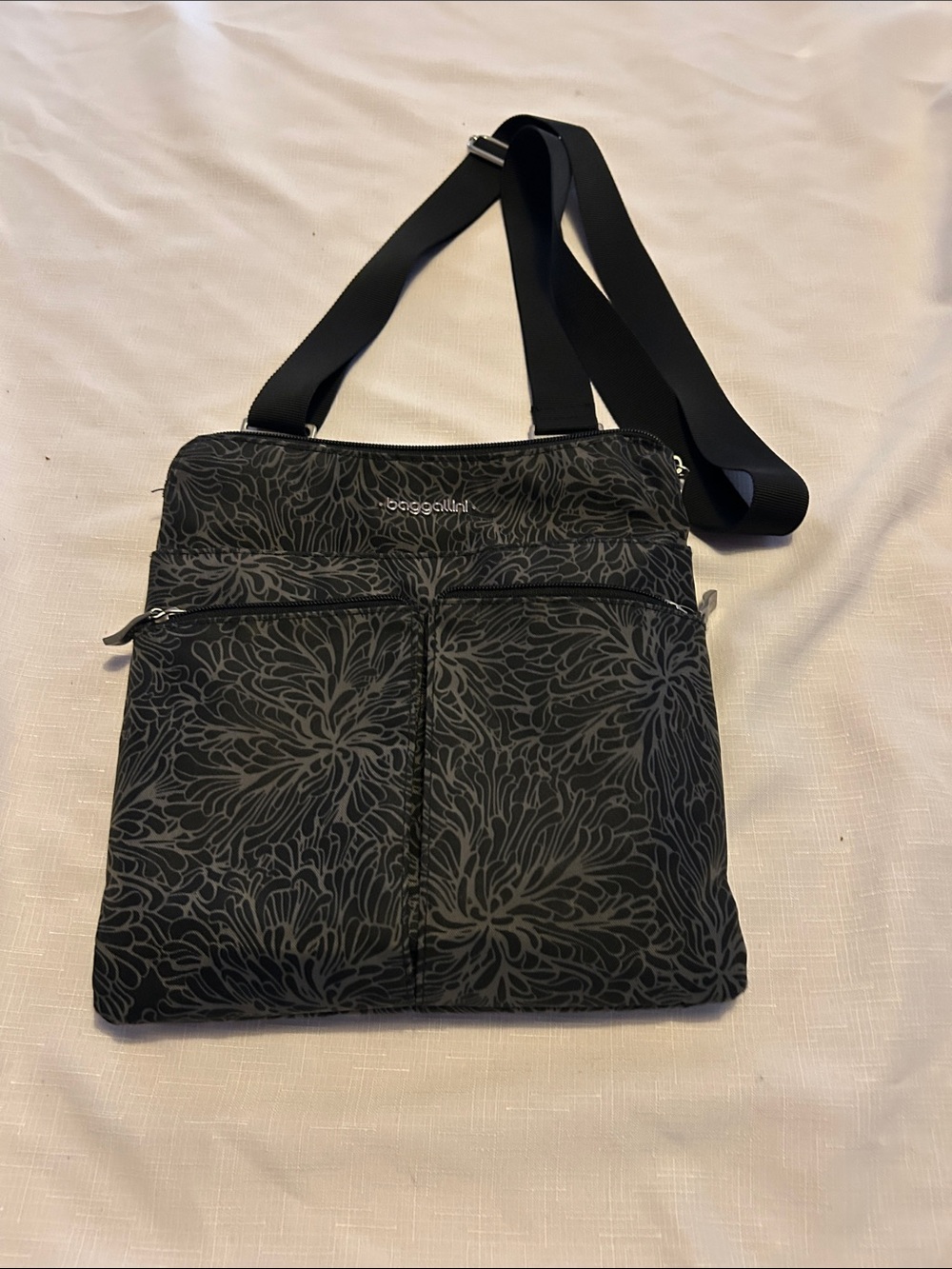 Baggallini Black Gray Floral Adjustable Crossbody Bag